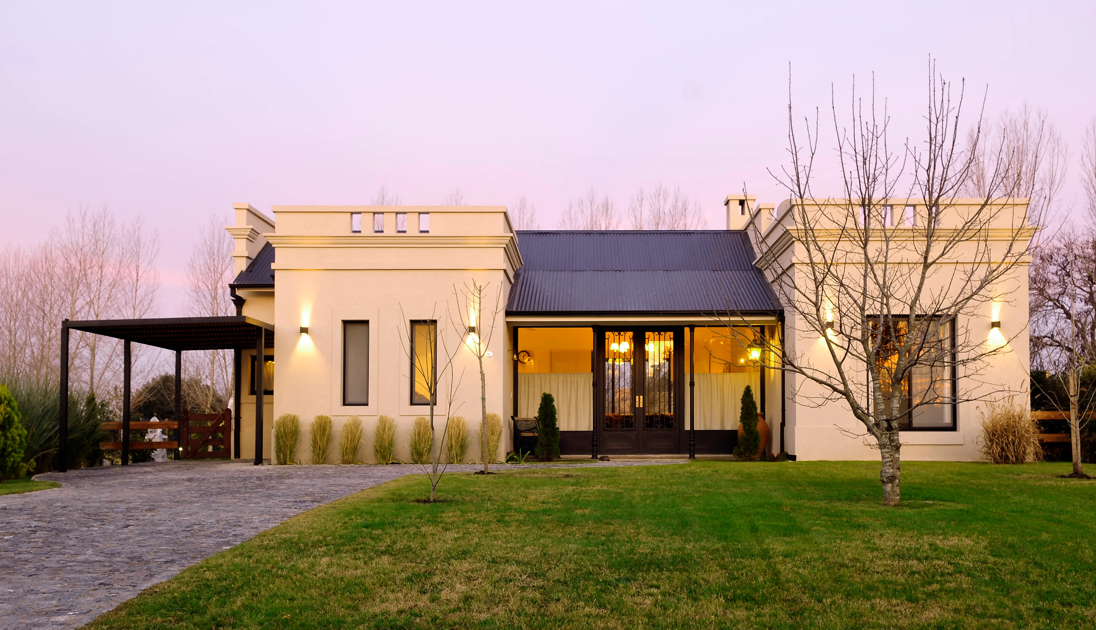 Vista exterior de Casa Clásica Moderna sobre el golf en luz de atardecer
